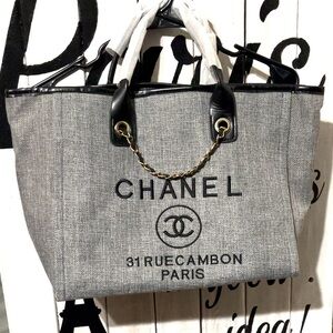 🎁TODAY ONLY🎁🆕🌼Beautiful Gray Fashion Tote🌼